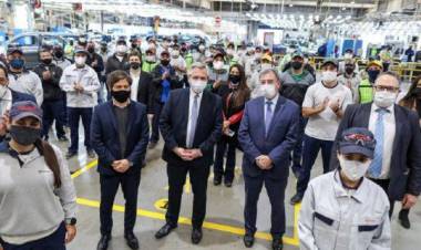 El presidente Alberto Fernández visitó con Axel Kicillof la planta de Toyota en Zárate, que retomó su producción.